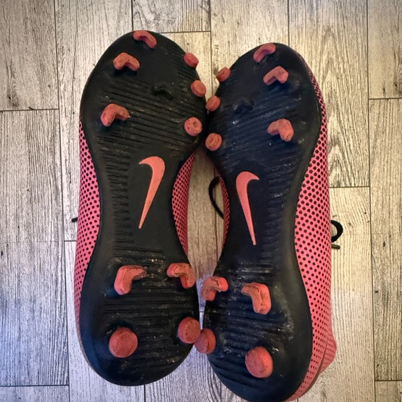 Girls Pink Nike Soccer Cleats (size 12) - Picture 4 of 7